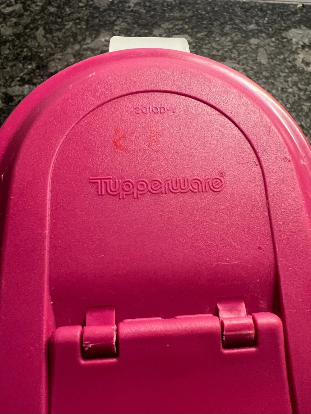 Tupperware Slim Line Plastic Pitcher with Pink Flip Lid   LOOKS NEW.